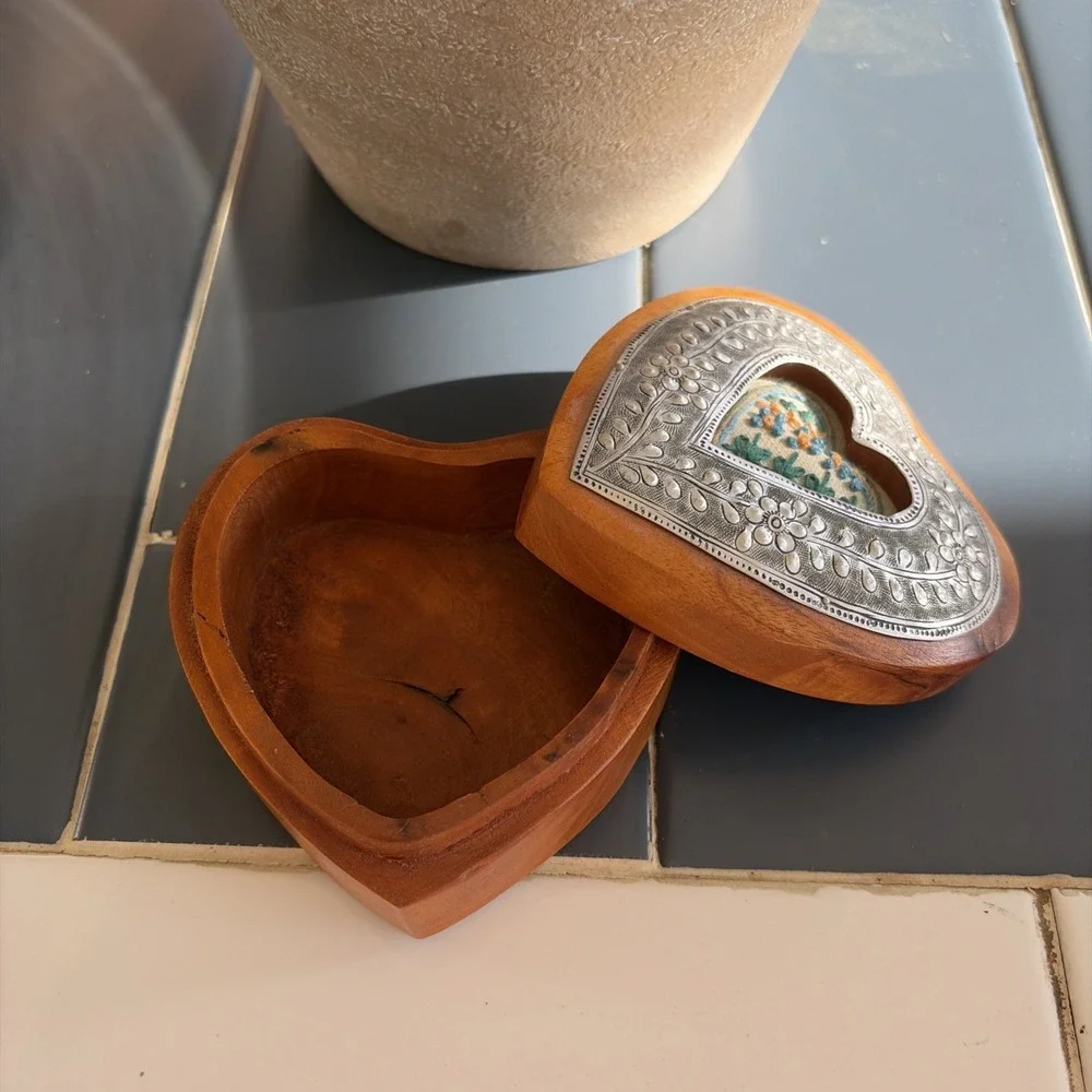 Decorative art heart shaped trinket or jewelry box, wood/metal (B1)